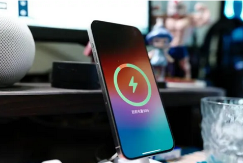 三门苹果15换屏服务分享用什么充电器给iPhone15充电更好 